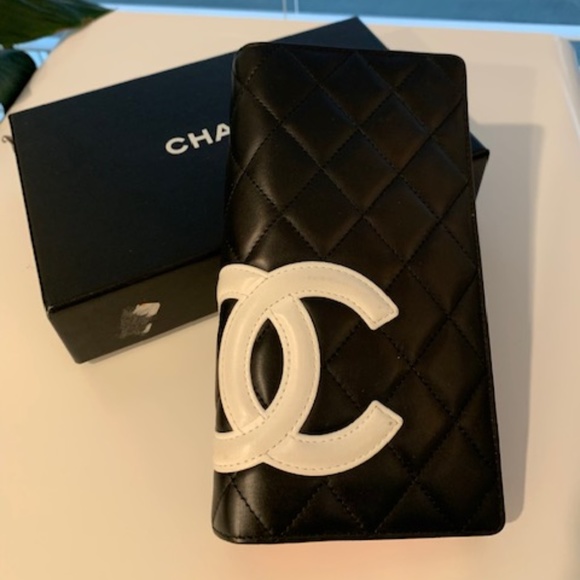 CHANEL Black and White Quilted Key & Card Holder - Picture 2 of 7